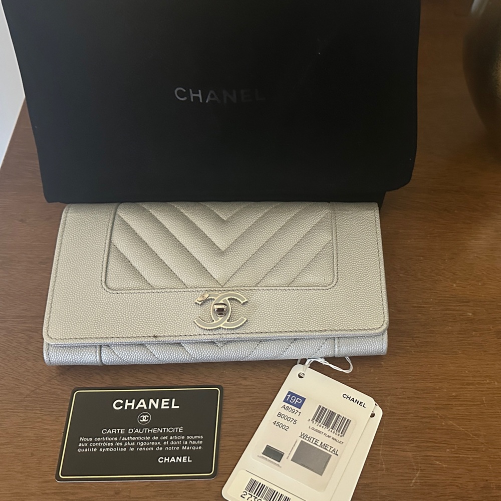 CHANEL Chevron Quilted Wallet in Pearl Silver Caviar Leather